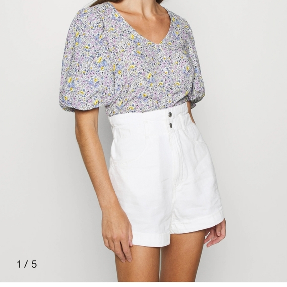 Levi’s High Rise White Shorts - Picture 3 of 8